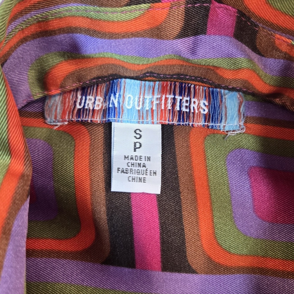 URBAN OUTFITTERS Liam Pink Multi Souvenir Button Down Shirt Size Small - Picture 2 of 7